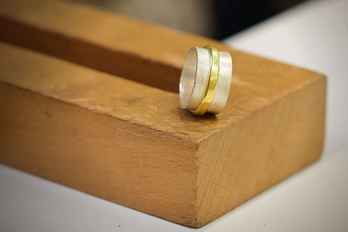 Atelier d'orfèvrerie : créez votre bijou en argent