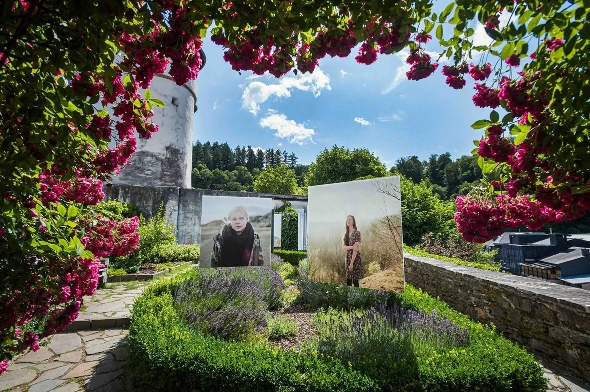 Encounters de Kay Walkowiak au Jardin du Château de Clervaux